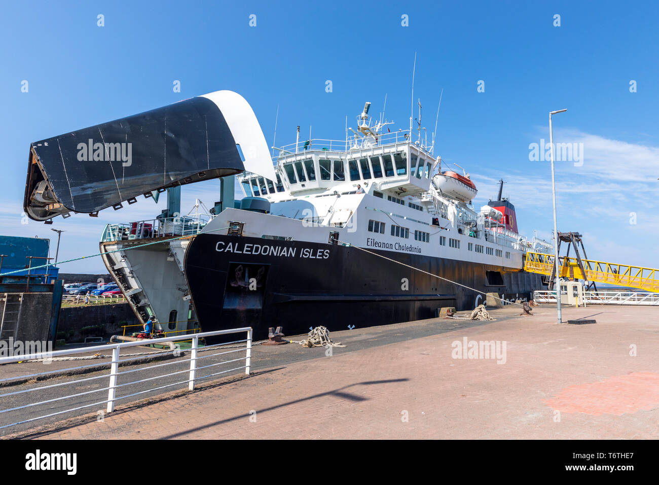 Caledonian MacBrayne 'ferry Caledonian Isles" accosté au port d'Ardrossan avec l'avant porte ouverte pour permettre l'accès des véhicules, d'Ardrossan, Ecosse Banque D'Images