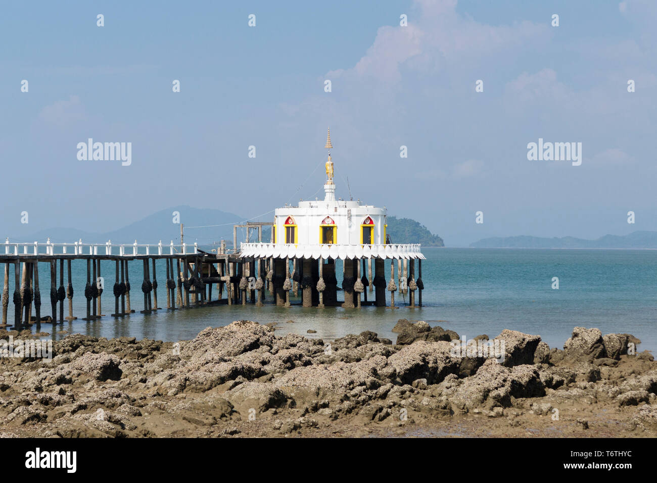 Temple bouddhiste pier, Ko Phayam island, Thaïlande Banque D'Images