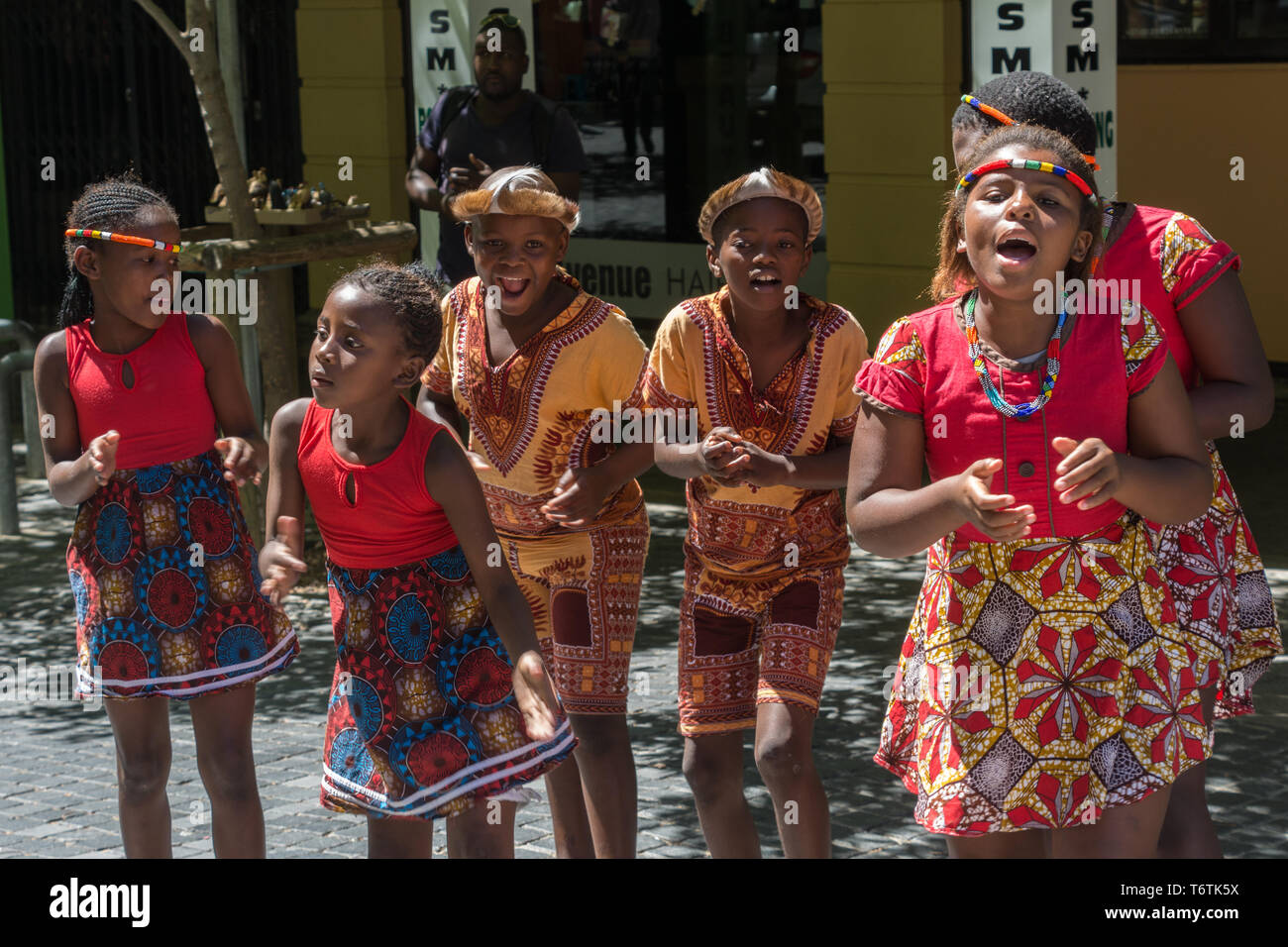 Enfant du spectacle, Greenmarket Square, Le Cap, Afrique du Sud. Banque D'Images