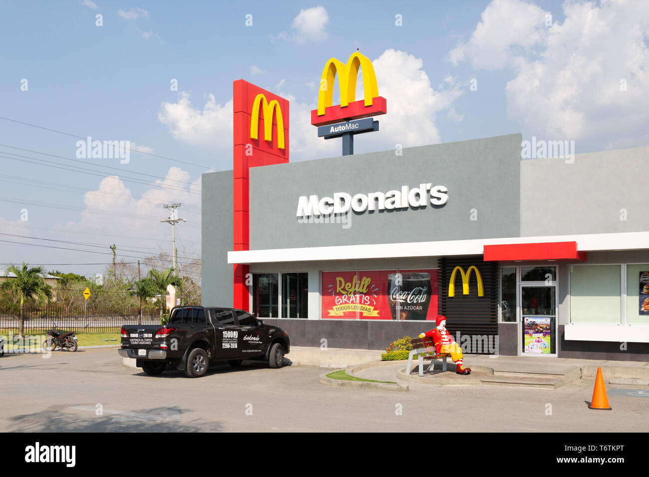 McDonalds Amérique centrale: McDonalds restauration rapide extérieur, Flores ville, Guatemala Amérique centrale Banque D'Images