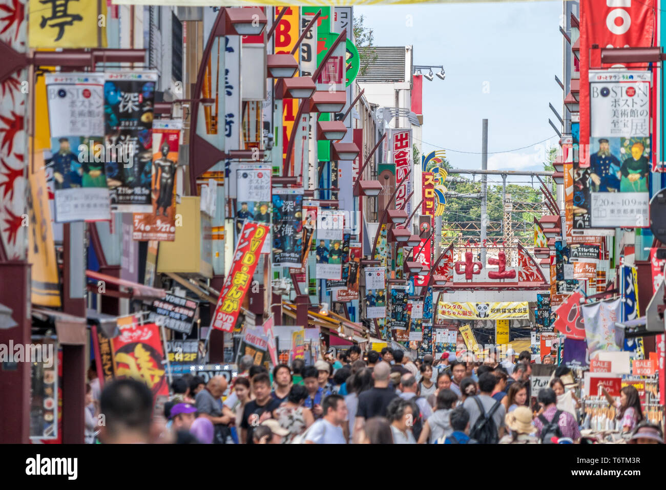 Tokyo, Taito-Ku, quartier de Ueno - Août 13, 2017 : les panneaux colorés et dans les rues bondées de la rue commerçante Ameyoko Uechun marché. Banque D'Images