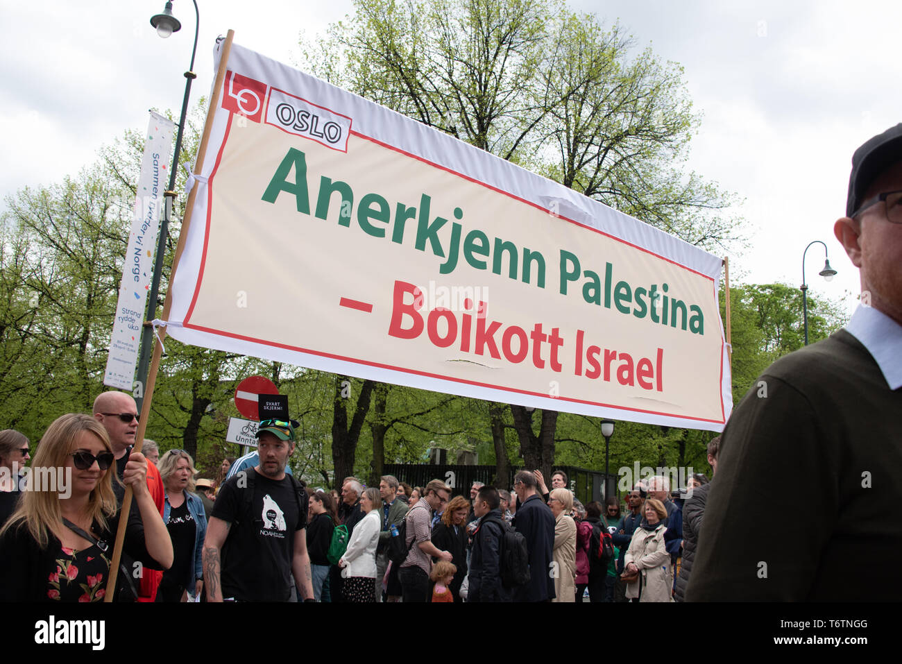 Transporter les marcheurs une bannière "Reconnaître la Palestine - Boycott d'Israël" au cours d'une journée de mai mars à Oslo, Norvège, le 1 mai 2018. Banque D'Images