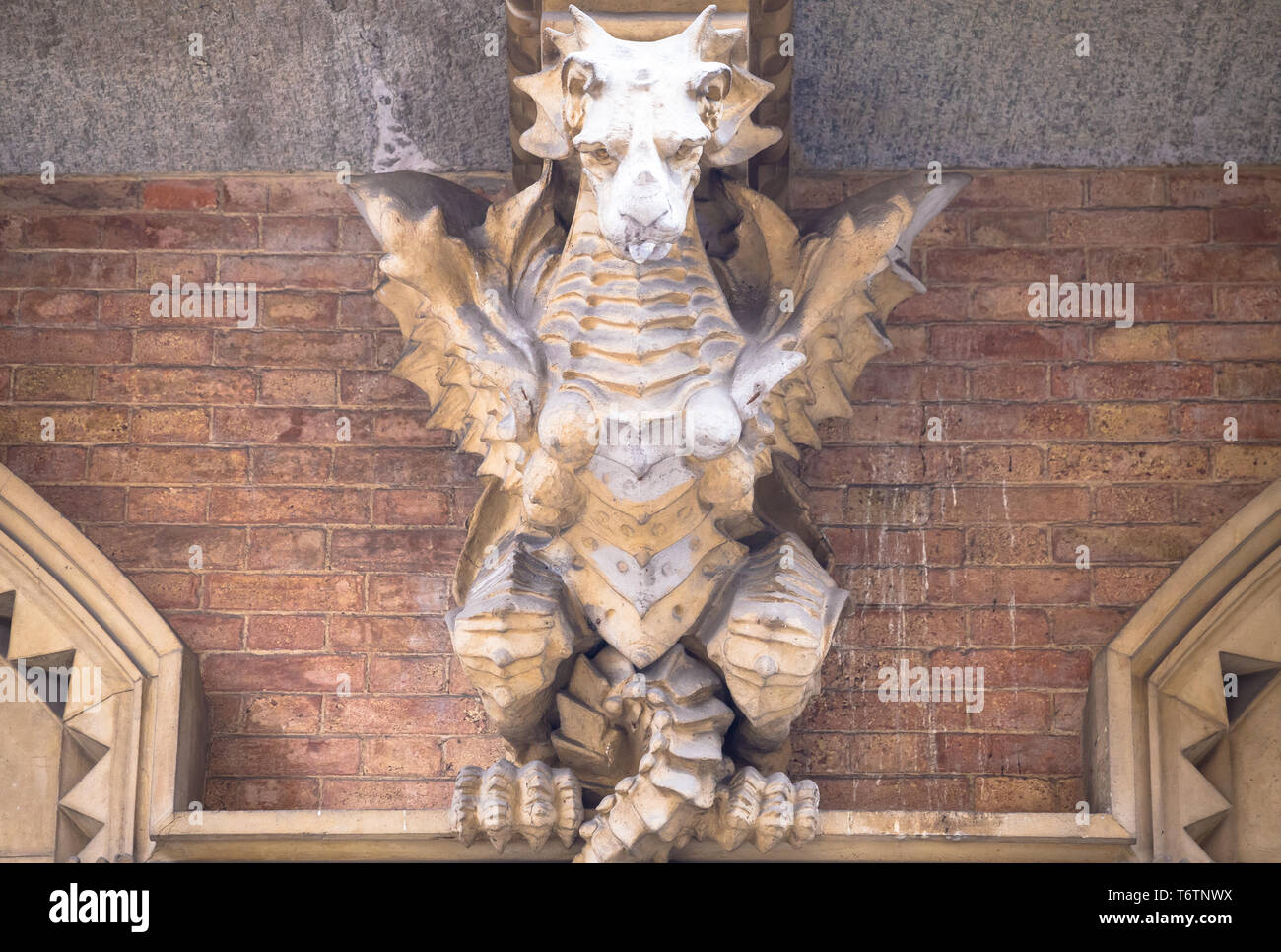 TURIN, ITALIE - Dragon sur la façade du palais de la Victoire Banque D'Images