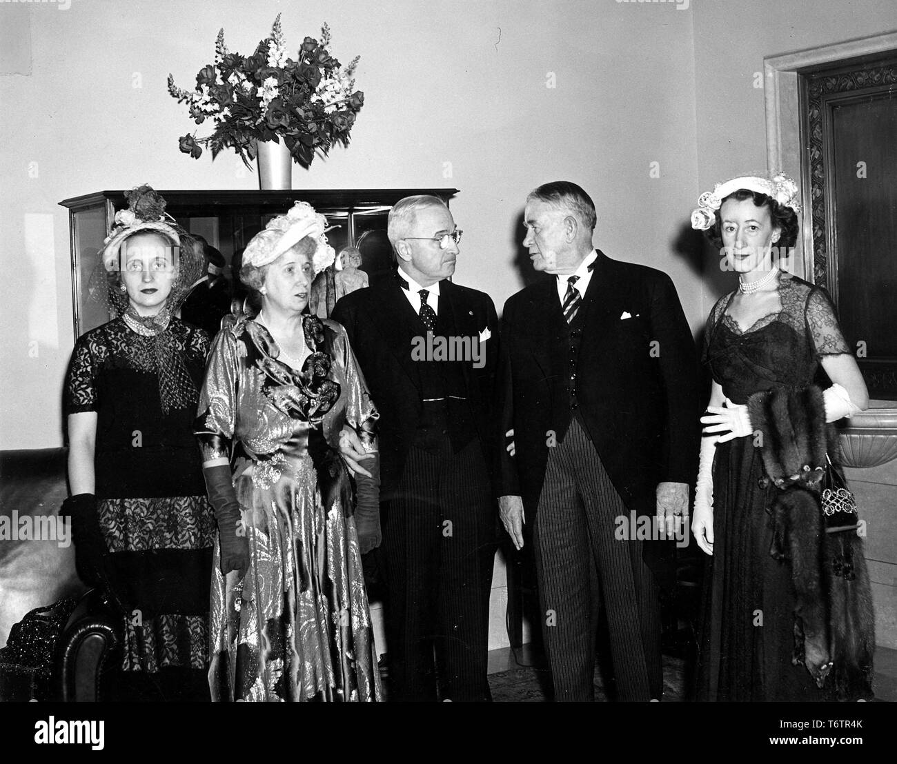 Le président américain Harry Truman (centre) se tient en trois-quarts vue, flanqué de sa famille (à gauche) et le Vice-président Alben Barkley et sa fille Marian Barkley Truitt (à droite) au cours d'une réception à la National Gallery of Art, Washington, DC, le 20 janvier 1949. L'image de courtoisie des Archives nationales. () Banque D'Images