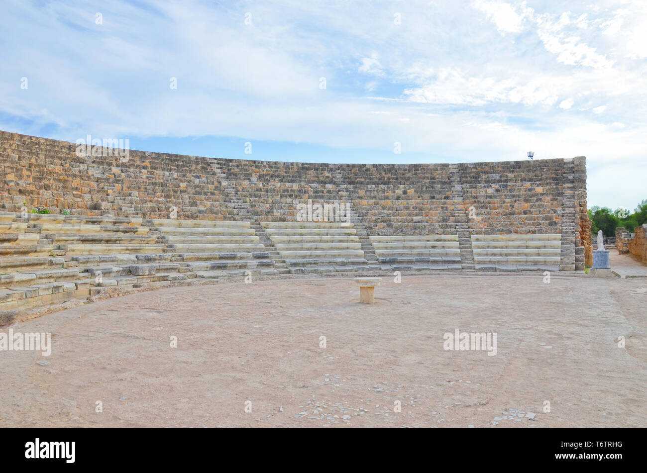 Bien préservé ruines de Salamis ancien théâtre près de Famagouste, dans le nord de Chypre. Stone tribuns du théâtre en plein air pris avec ciel nuageux au-dessus. Avec la vue historique, attraction populaire. Banque D'Images
