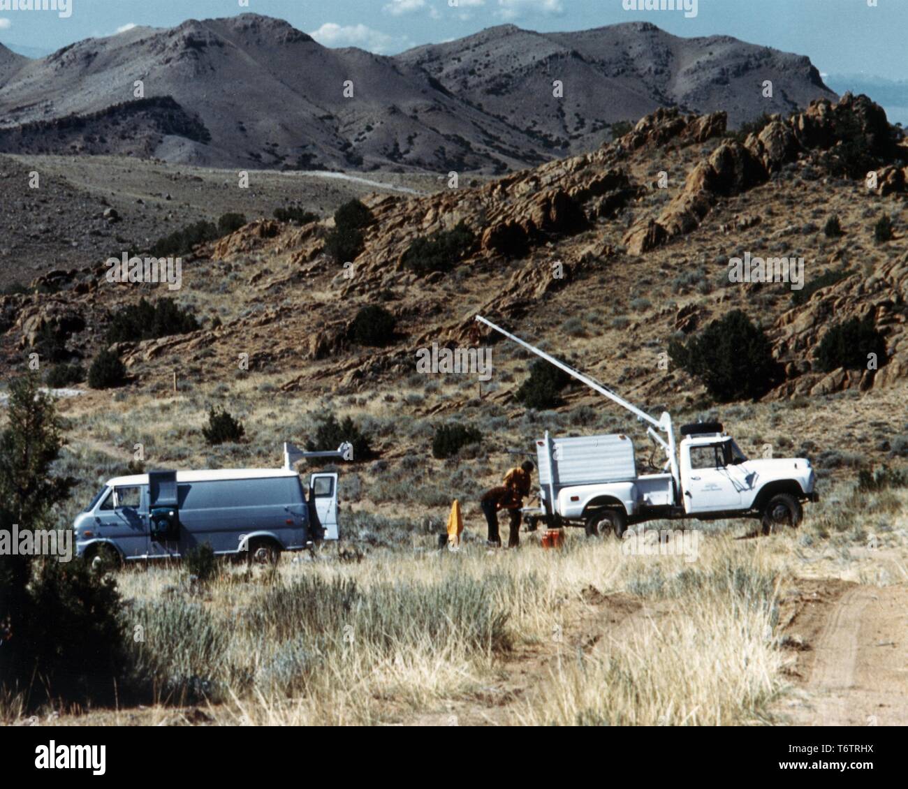 Vérifier les chercheurs une unité d'étude des puits pour évaluer l'étendue des gisements d'uranium dans la région de Copper Mountain, Wyoming, 1975. Image courtoisie du département américain de l'énergie. () Banque D'Images