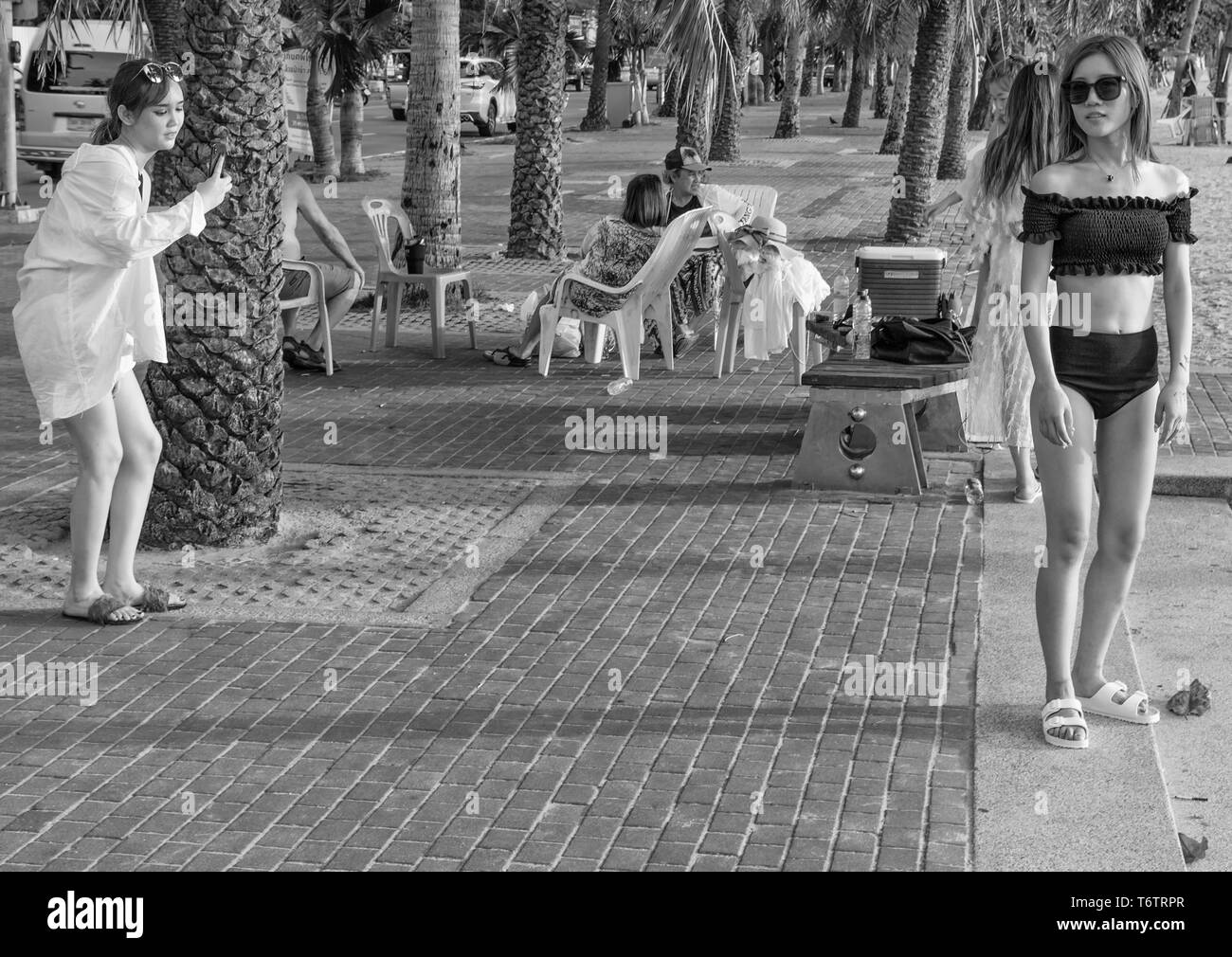 PATTAYA, THAÏLANDE - AVRIL 10,2019:la plage,quatre jeunes femmes touristes chinois ont fait un tir de bikini sur la plage. Banque D'Images