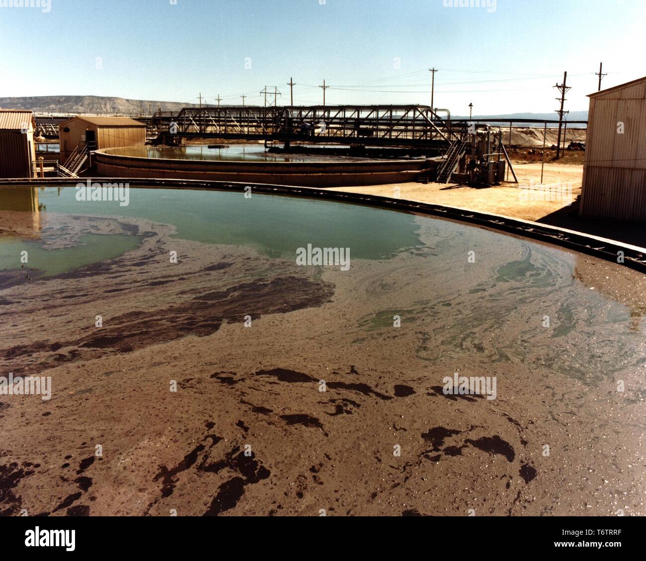 L'épaississeur de réservoirs de la Cimarron Kerr-McGee, un site de fabrication de combustible de l'usine de traitement de l'uranium près de Cimarron City, New York, 1975. Image courtoisie du département américain de l'énergie. () Banque D'Images