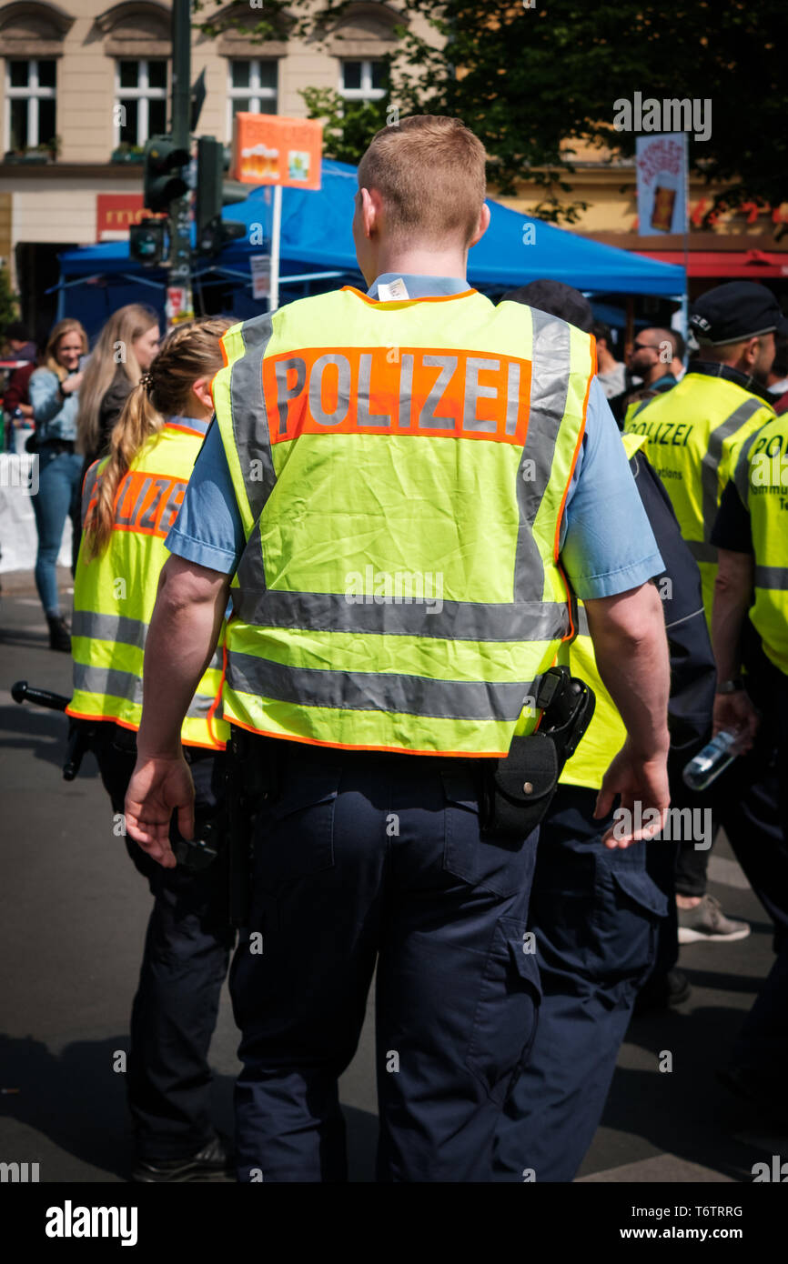 Berlin, Allemagne - 01 mai 2019 : la police allemande par derrière dans la foule street parade le jour de la fête du travail à Berlin Banque D'Images