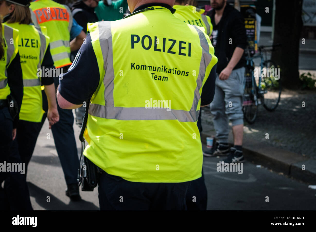 Berlin, Allemagne - 01 mai 2019 : la police allemande par derrière dans la foule street parade le jour de la fête du travail à Berlin Banque D'Images