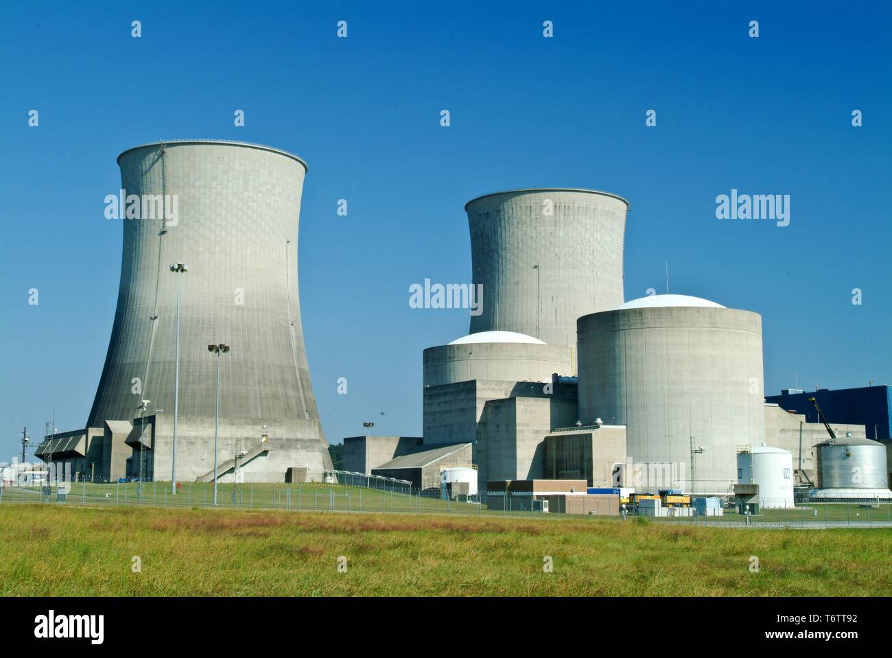 Vue grand angle du béton réacteurs de la centrale nucléaire de Watts Bar sur l'extrémité nord du réservoir Chickamauga, Spring City, New York, 2015. Image courtoisie du département américain de l'énergie. () Banque D'Images Vue grand angle du béton réacteurs de la centrale nucléaire de Watts Bar sur l'extrémité nord du réservoir Chickamauga, Spring City, New York, 2015. Image courtoisie du département américain de l'énergie. () Banque D'Images