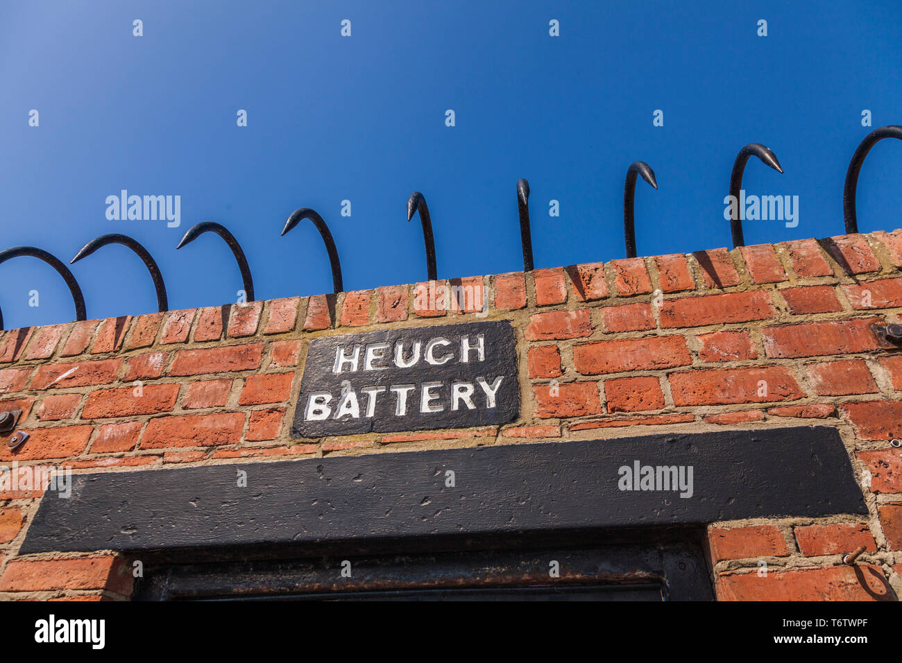 Le signe et courbes rampes droites sur le dessus des murs à la batterie de tir Heugh à Hartlepool, Angleterre, Royaume-Uni Banque D'Images