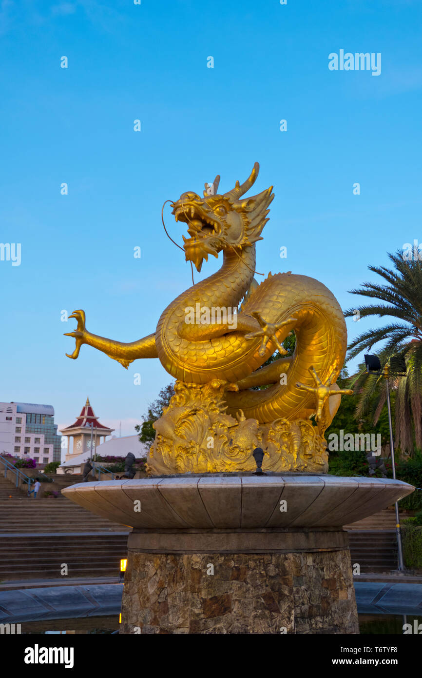 Hai Leng Ong Golden Dragon Statue, monument, la ville de Phuket, Thaïlande Banque D'Images