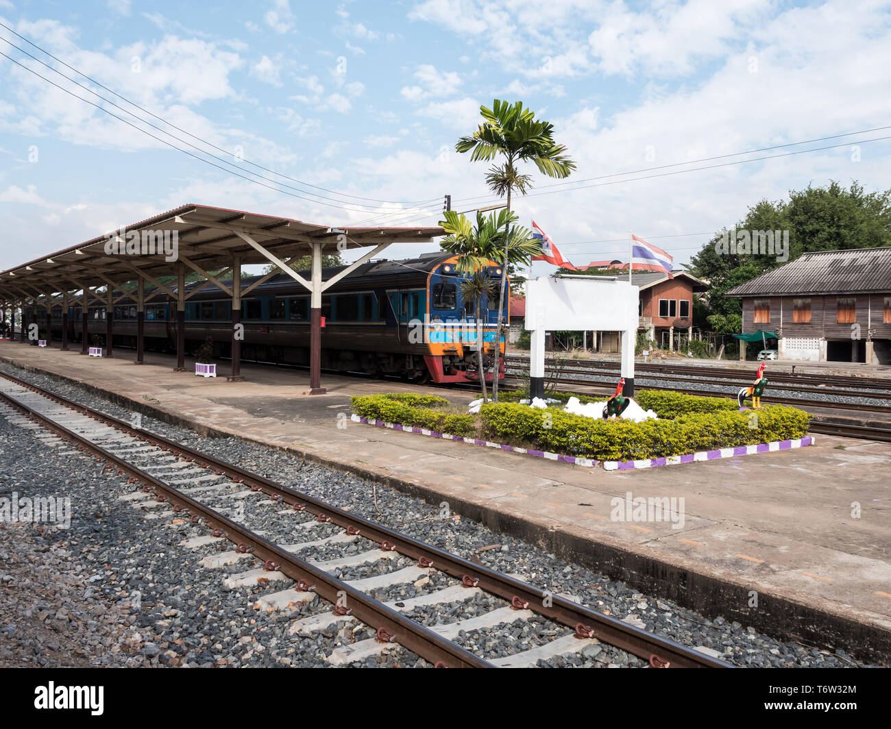 Automotrices diesels (DMU) du train express spacial en milieu urbain de la ligne nord staition,Thaïlande. Banque D'Images