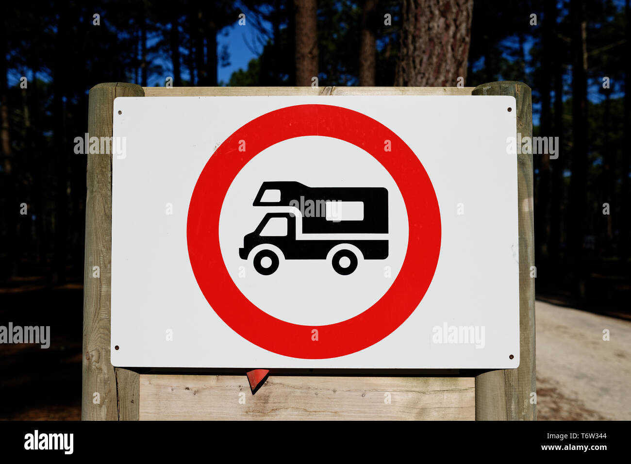 Camping car aucun signe dans un parc automobile français. Banque D'Images