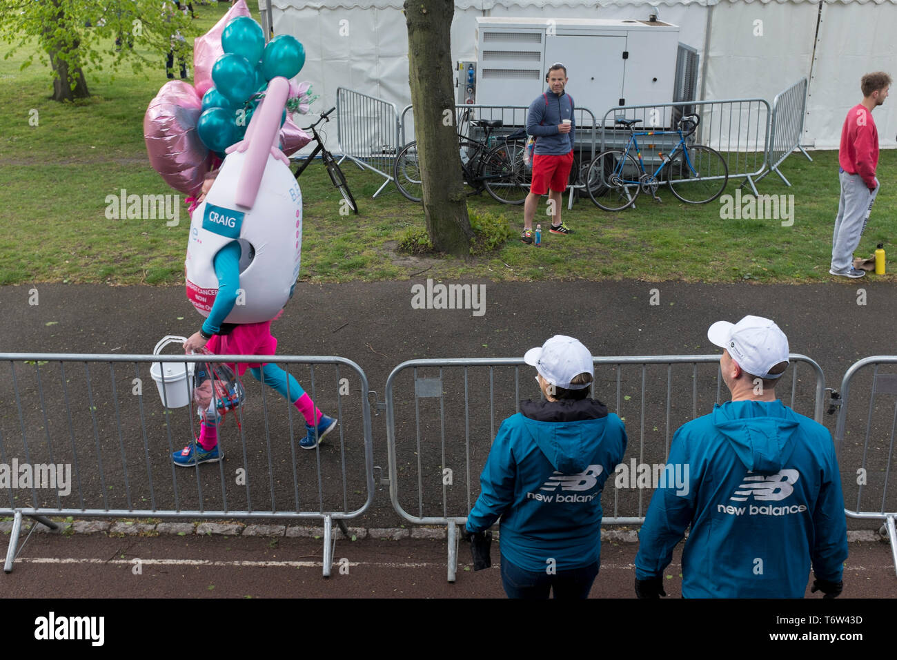 Les bénévoles locaux London Park Terme porteur de charge' sacs dans les camions dans le parc de Greenwich avant le début de la 2019 Marathon de Londres, le 28 avril 2019, à Londres, en Angleterre Banque D'Images