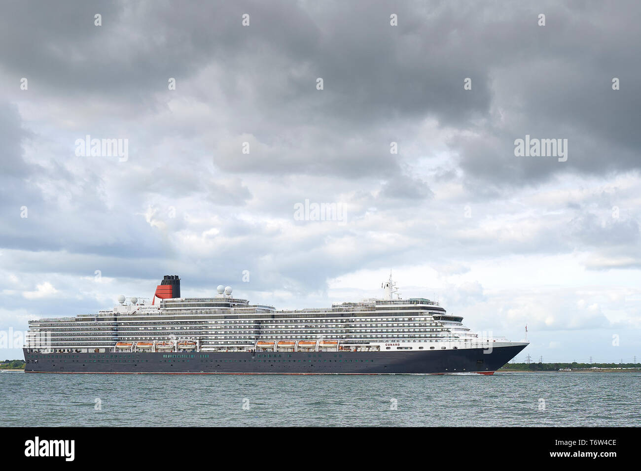 Le géant, Cunard Line, bateau de croisière, MS QUEEN VICTORIA, passant Calshot Spit, comme elle Sails sort de Southampton, Royaume-Uni, pour Hambourg, Allemagne. 28 avril 2019 Banque D'Images