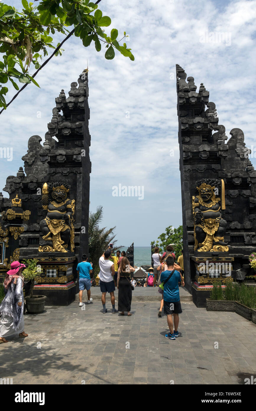 Portes de la saint temple de Tanah Lot sur l'île indonésienne de Bali Banque D'Images