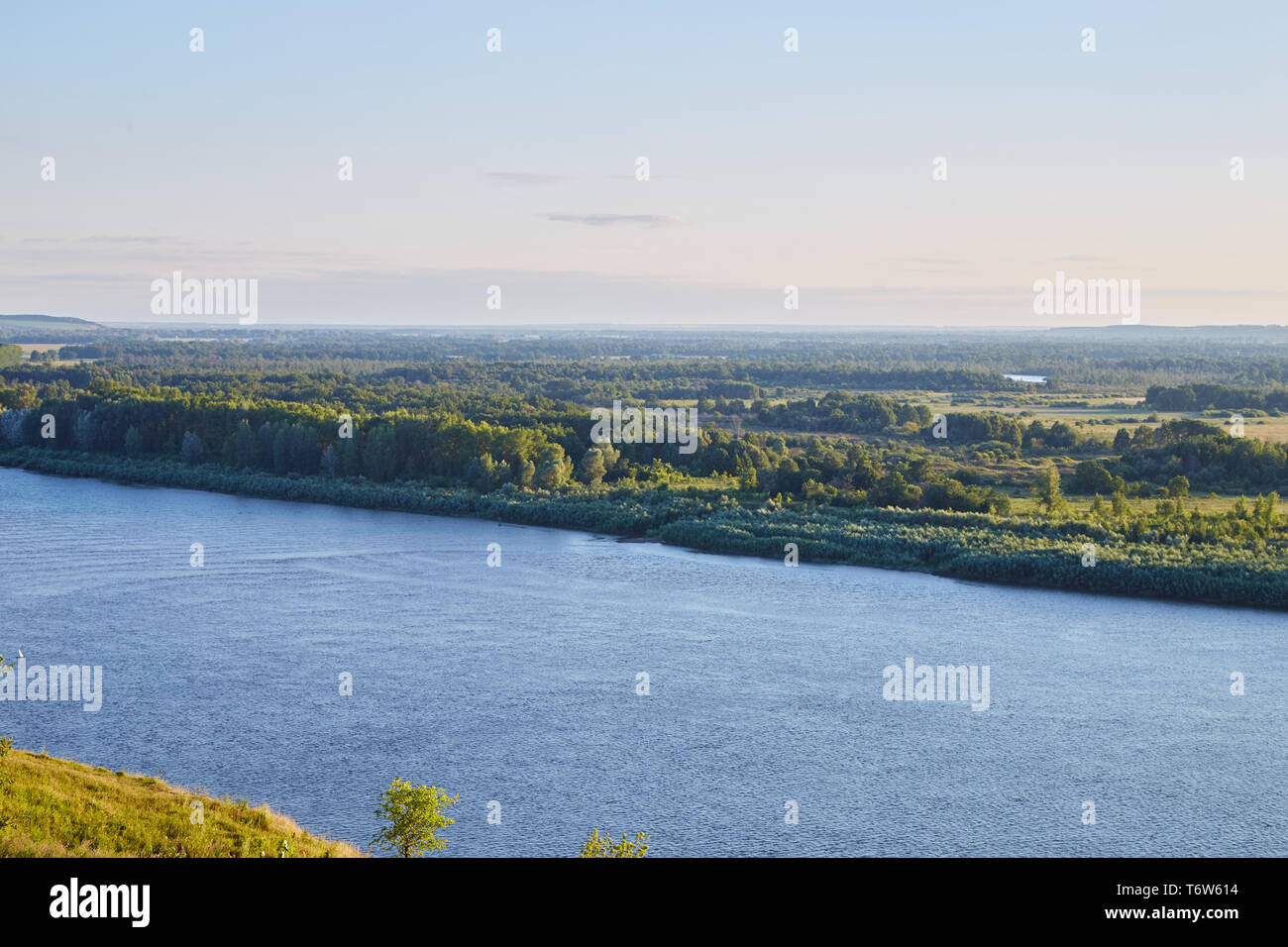 Vue sur la rivière blanche le long d'une soirée d'été, République de Bachkirie, en Russie Banque D'Images