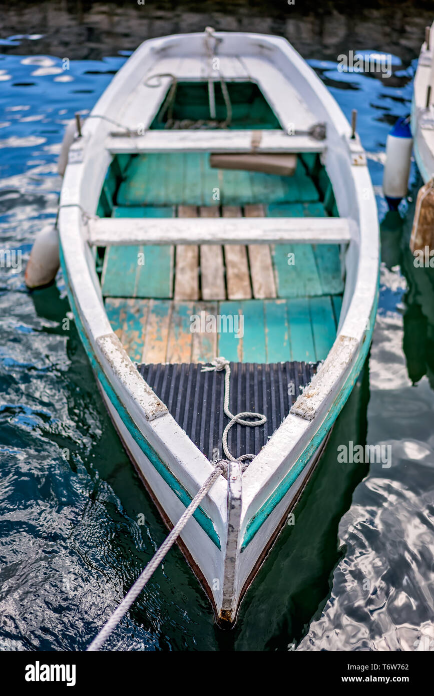 Petit bateau de pêche sur la rive Banque D'Images