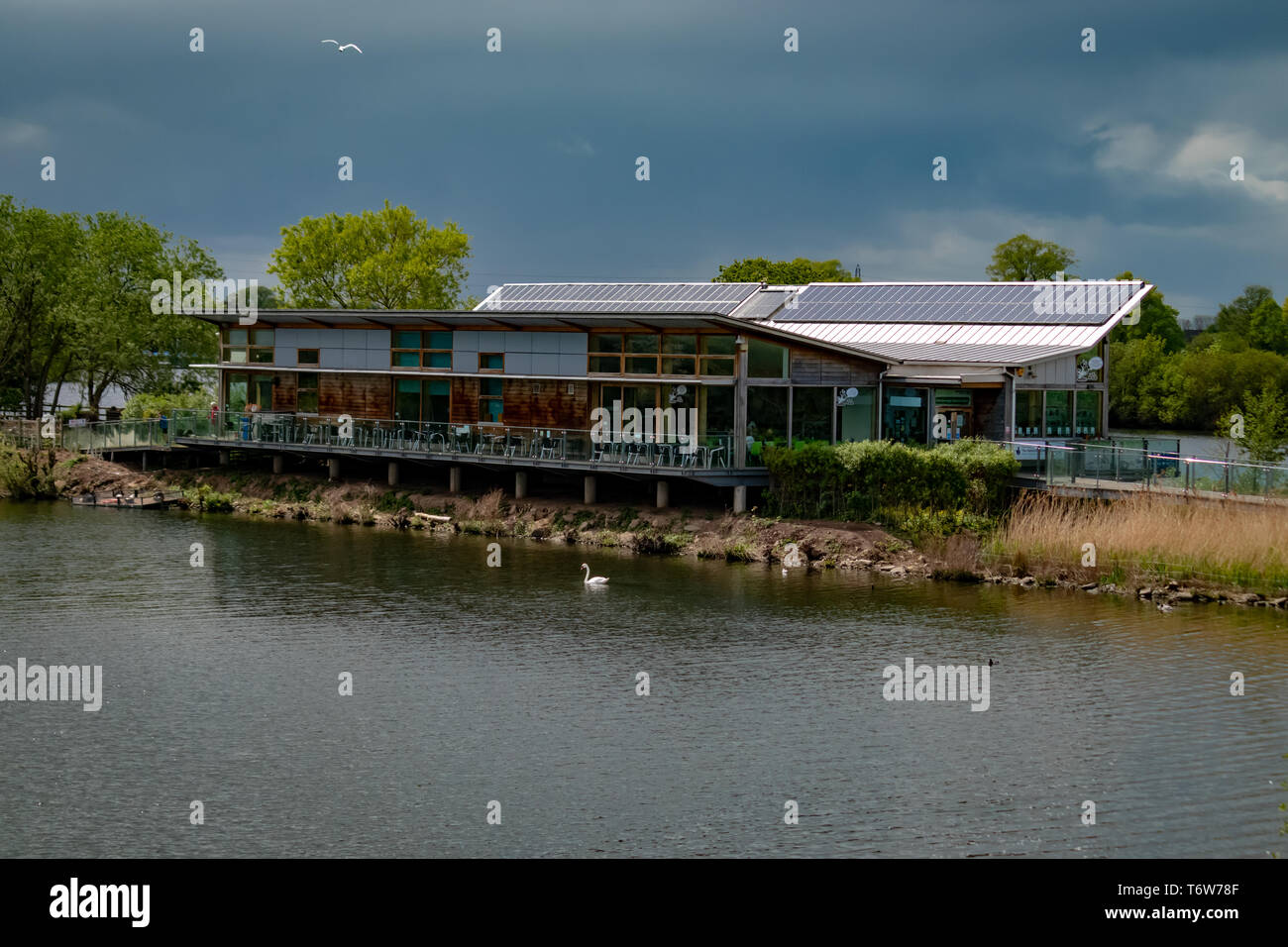 Attenborough Nature Centre avec le visiteur et de l'éducation donnant sur les lacs de la réserve naturelle près de Nottingham en Angleterre. Banque D'Images