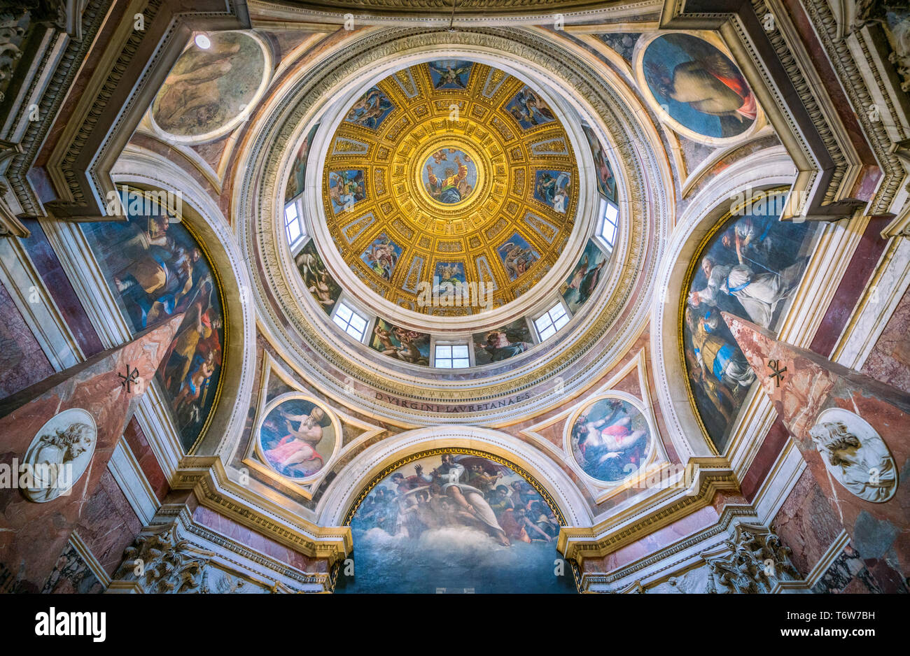 La magnifique chapelle Chigi conçu par Raffaello, dans la Basilique de Santa Maria del Popolo à Rome, Italie. Banque D'Images