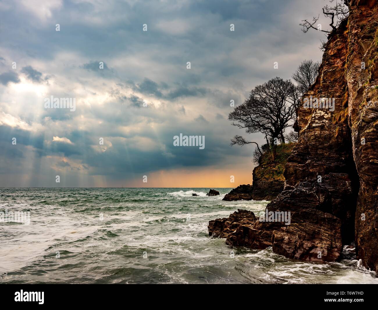 Seascape orageux de Castle Cove, Dartmouth, Devon, England, UK Banque D'Images