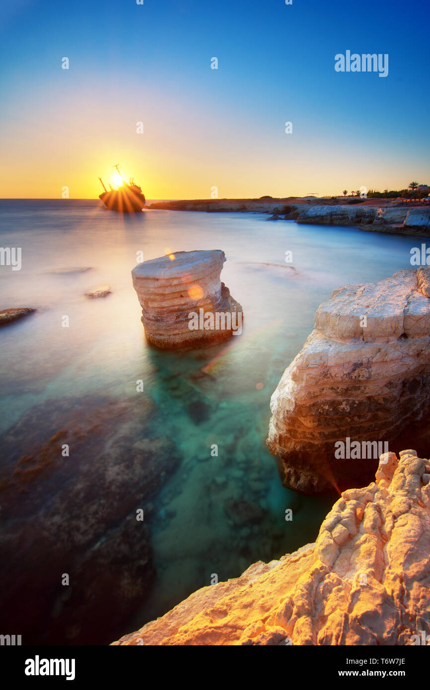 Edro III naufrage au coucher du soleil près de Coral Bay, Peyia, Paphos, Chypre Banque D'Images