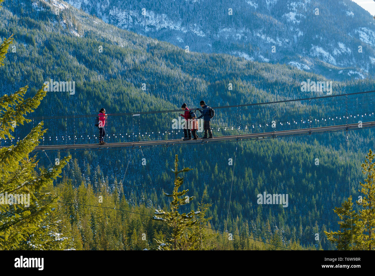 Squamish, BC / Canada - Février 17, 2019 : Les gens de marcher à travers le pont suspendu au sommet d'une montagne, de la mer au ciel en gondole. Banque D'Images