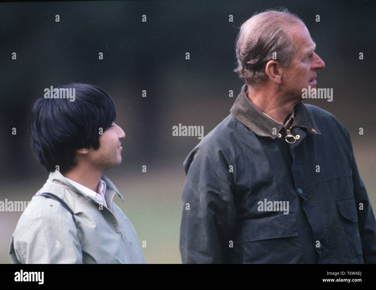 Duc d'Édimbourg expliquant à Prince héritier Naruhito du Japon de leur façon de travailler sur la conservation dans le domaine du château de Balmoral, en Ecosse Banque D'Images