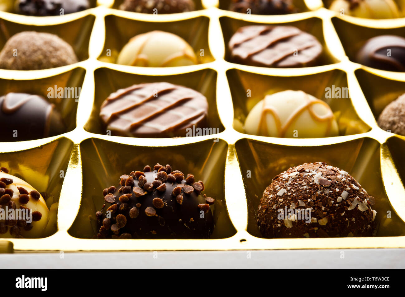 Dans une boîte de pralines en chocolat Banque D'Images