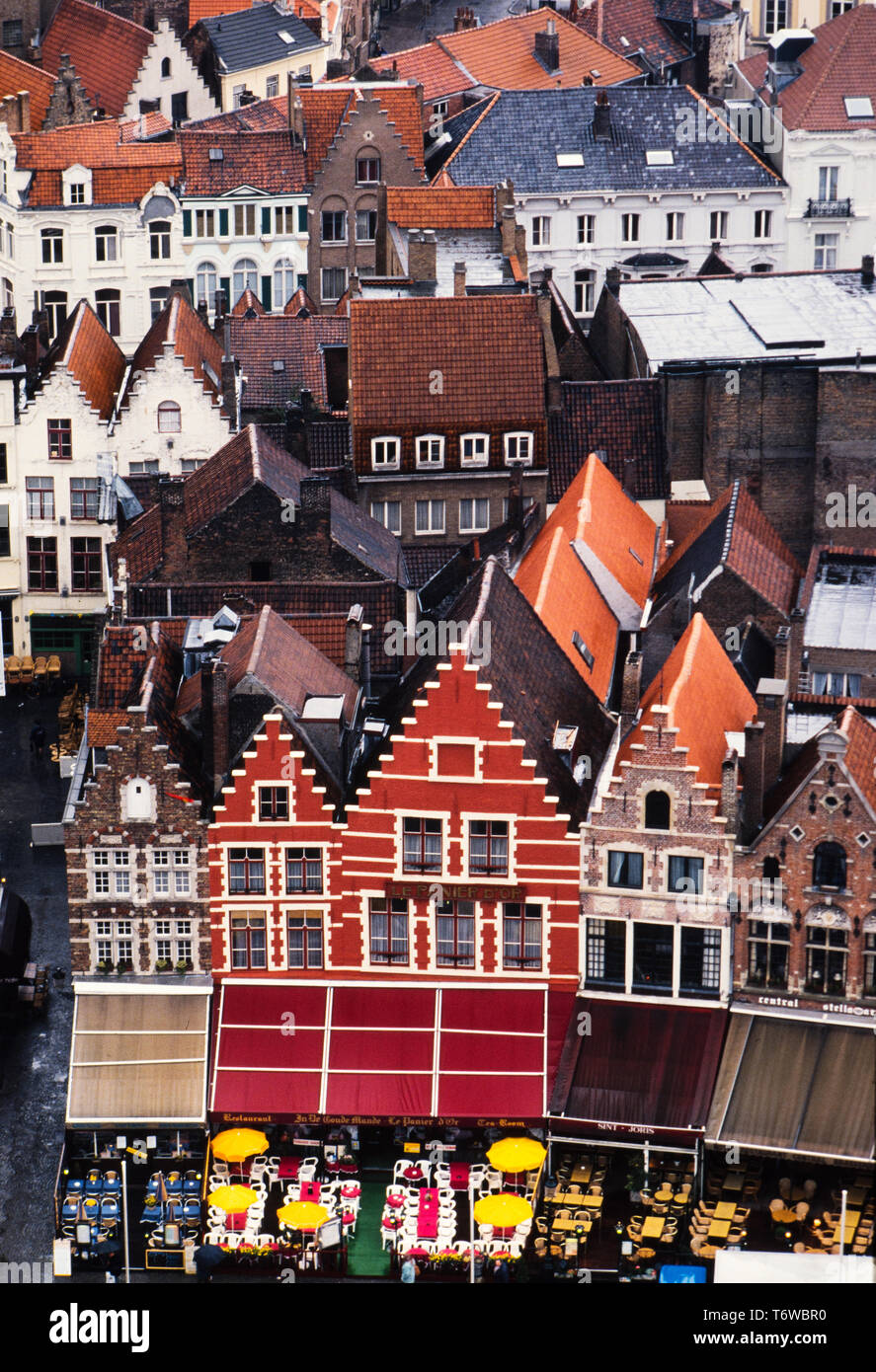Bruges en Belgique. 2000 Vue de Markt, la place du marché du beffroi de Bruges, Brugge : Flamand ; Allemand : Brügge est la capitale et la plus grande ville de la province de Flandre occidentale dans la région flamande de Belgique, dans le nord-ouest du pays. Le domaine de l'ensemble de la ville s'élève à plus de 13 840 hectares (138,4 km2 ; 53,44 miles carrés), y compris 1 075 hectares sur la côte, à Zeebrugge (de Brugge aan zee,[2] qui signifie 'Bruges par la mer").[3] Le centre-ville historique est un site du patrimoine mondial de l'UNESCO. Banque D'Images