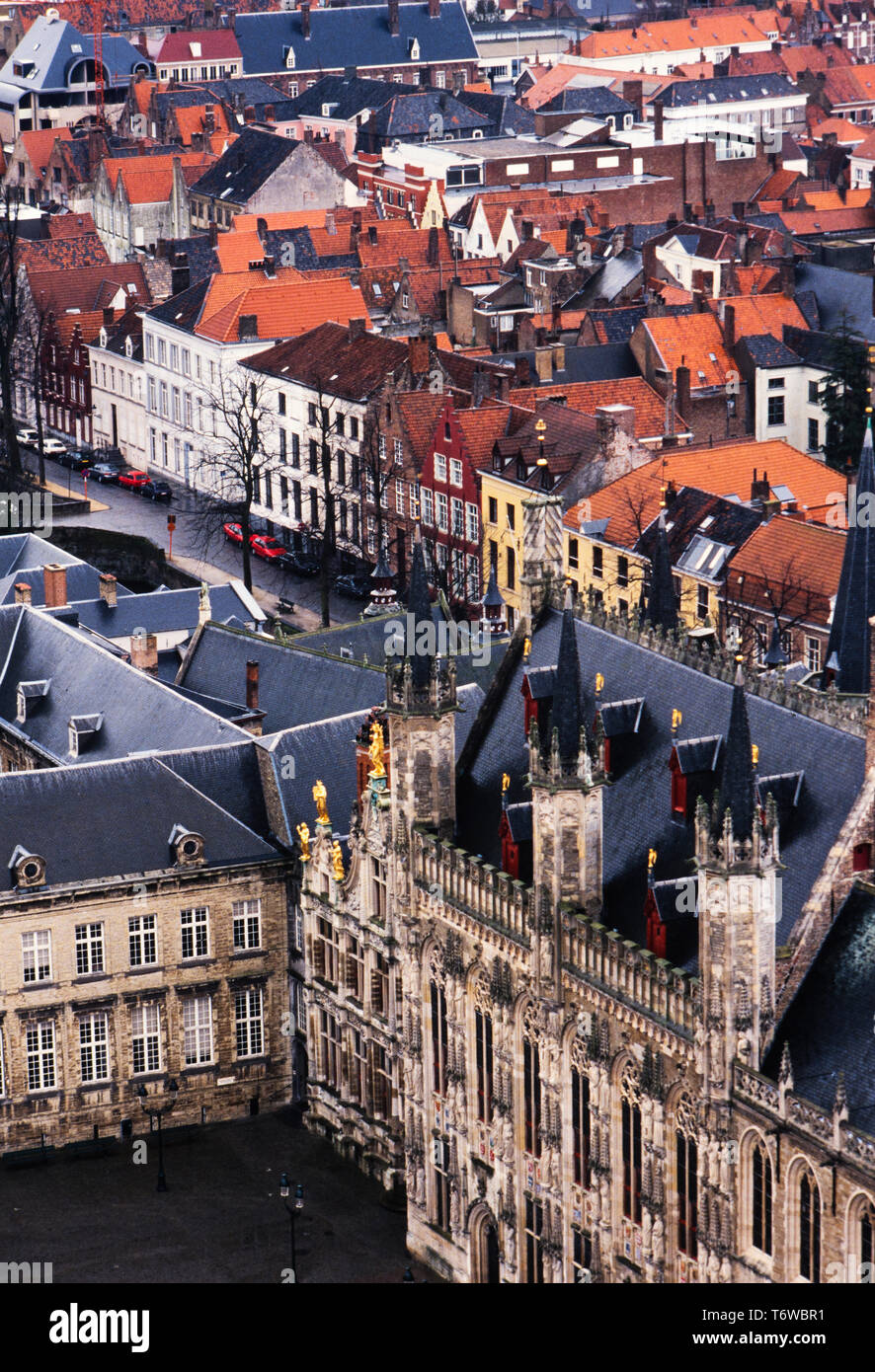 Bruges en Belgique. 2000 Vue de Markt, la place du marché du beffroi de Bruges, Brugge : Flamand ; Allemand : Brügge est la capitale et la plus grande ville de la province de Flandre occidentale dans la région flamande de Belgique, dans le nord-ouest du pays. Le domaine de l'ensemble de la ville s'élève à plus de 13 840 hectares (138,4 km2 ; 53,44 miles carrés), y compris 1 075 hectares sur la côte, à Zeebrugge (de Brugge aan zee,[2] qui signifie 'Bruges par la mer").[3] Le centre-ville historique est un site du patrimoine mondial de l'UNESCO. Banque D'Images