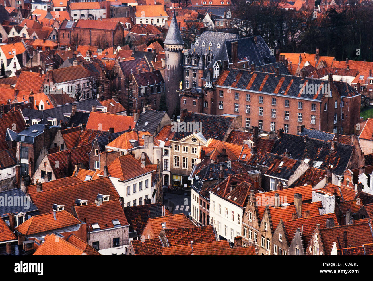 Bruges en Belgique. 2000 Vue de Markt, la place du marché du beffroi de Bruges, Brugge : Flamand ; Allemand : Brügge est la capitale et la plus grande ville de la province de Flandre occidentale dans la région flamande de Belgique, dans le nord-ouest du pays. Le domaine de l'ensemble de la ville s'élève à plus de 13 840 hectares (138,4 km2 ; 53,44 miles carrés), y compris 1 075 hectares sur la côte, à Zeebrugge (de Brugge aan zee,[2] qui signifie 'Bruges par la mer").[3] Le centre-ville historique est un site du patrimoine mondial de l'UNESCO. Banque D'Images