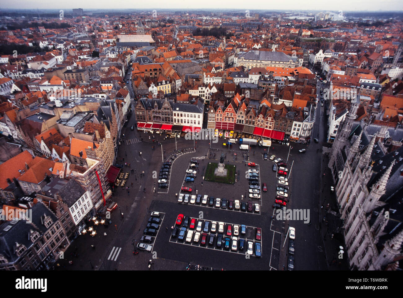 Bruges en Belgique. 2000 Vue de Markt, la place du marché du beffroi de Bruges, Brugge : Flamand ; Allemand : Brügge est la capitale et la plus grande ville de la province de Flandre occidentale dans la région flamande de Belgique, dans le nord-ouest du pays. Le domaine de l'ensemble de la ville s'élève à plus de 13 840 hectares (138,4 km2 ; 53,44 miles carrés), y compris 1 075 hectares sur la côte, à Zeebrugge (de Brugge aan zee,[2] qui signifie 'Bruges par la mer").[3] Le centre-ville historique est un site du patrimoine mondial de l'UNESCO. Banque D'Images