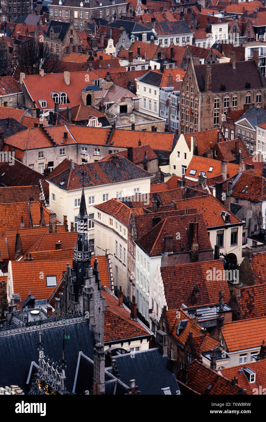 Bruges en Belgique. 2000 Vue de Markt, la place du marché du beffroi de Bruges, Brugge : Flamand ; Allemand : Brügge est la capitale et la plus grande ville de la province de Flandre occidentale dans la région flamande de Belgique, dans le nord-ouest du pays. Le domaine de l'ensemble de la ville s'élève à plus de 13 840 hectares (138,4 km2 ; 53,44 miles carrés), y compris 1 075 hectares sur la côte, à Zeebrugge (de Brugge aan zee,[2] qui signifie 'Bruges par la mer").[3] Le centre-ville historique est un site du patrimoine mondial de l'UNESCO. Banque D'Images