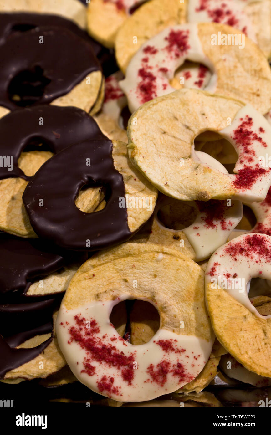 Rovereto, Exquisita (negozio di cioccolato, Vini e sapori) : rondelle di Mele trentine ricoperte di cioccolato fondente o Bianco. [ENG] Rovereto, Exq Banque D'Images