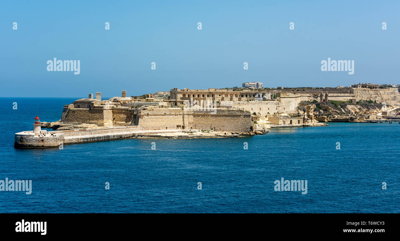 Les fortifications historiques du bastion calcaire de fort Ricasoli, sur le point de Gallows à Kalkara, gardent l'entrée du Grand Port de la Valette. Banque D'Images
