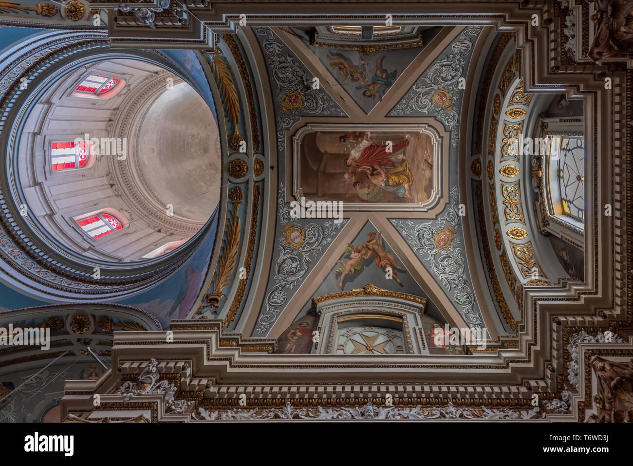 Le dôme et le plafond voûté orné de tonneaux de la collégiale baroque romaine Saint-Laurent du XVIIe siècle de Lorenzo Gafa à il-Birgu, Malte Banque D'Images