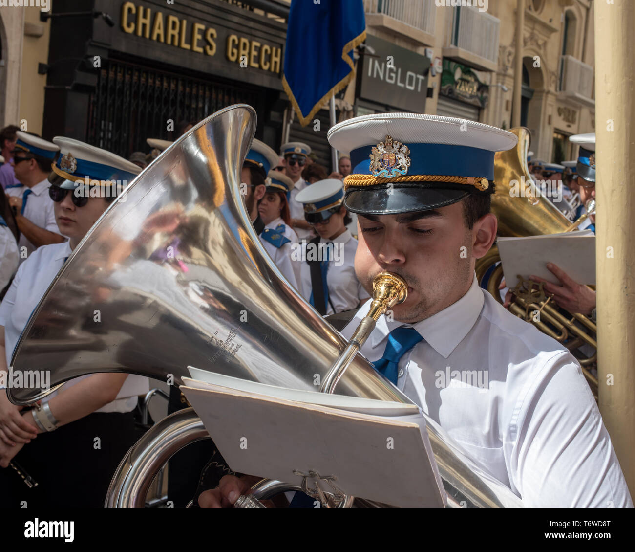 Un tuba joueur dans le propre groupe du roi pendant la procession de Sette Giugno le long de la rue Republic à la Valette Banque D'Images