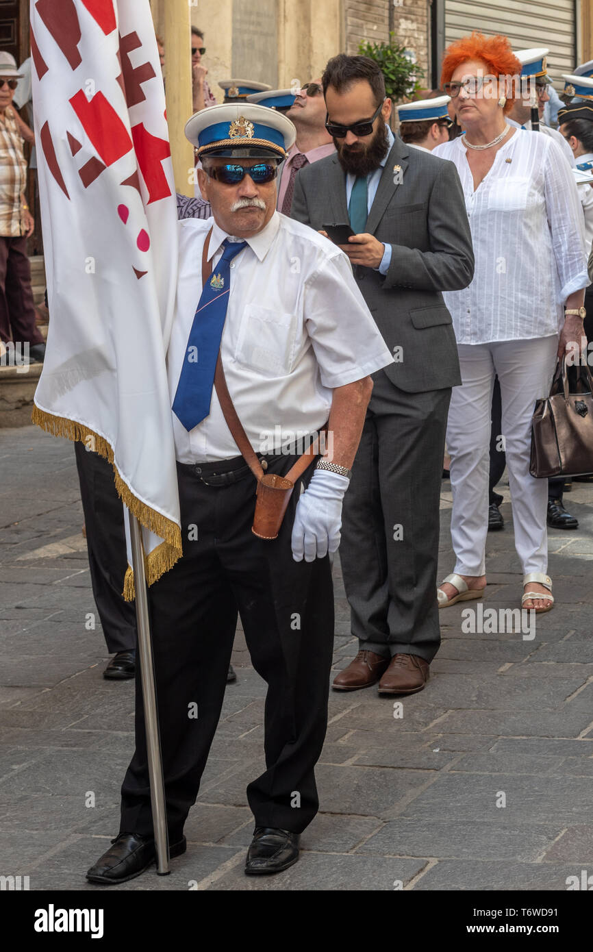 Le maître de groupe du King's Own Band attend le début d'une procession dans la rue Republic à la Valette célébrant la fête nationale de Sette Giugno Banque D'Images