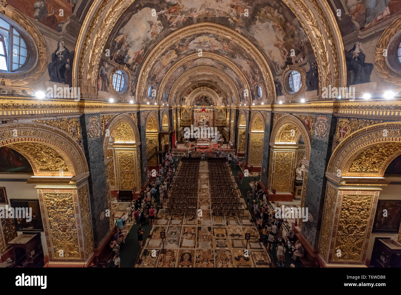 La rénovation baroque de la Nave de la co-cathédrale Saint-Jean de Mattia Perti à la Valette avec ses fresques représentant les épisodes de la vie de Saint-Jean Banque D'Images