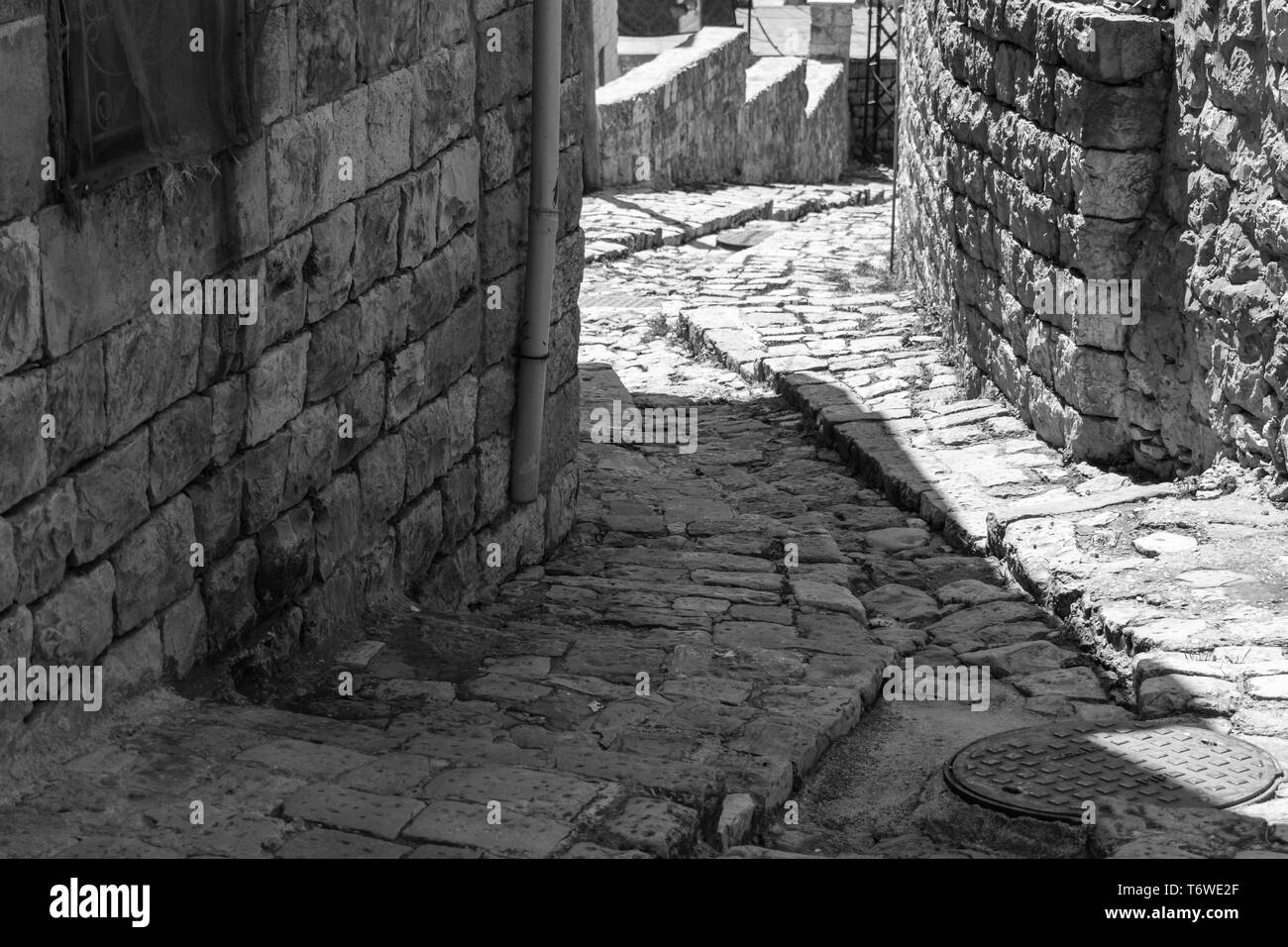 C'est une capture de l'anciennes routes dans Der El Kamar un village situé dans le Liban et vous pouvez le voir sur la photo l'ancien marche fait de pierres avec un son Banque D'Images