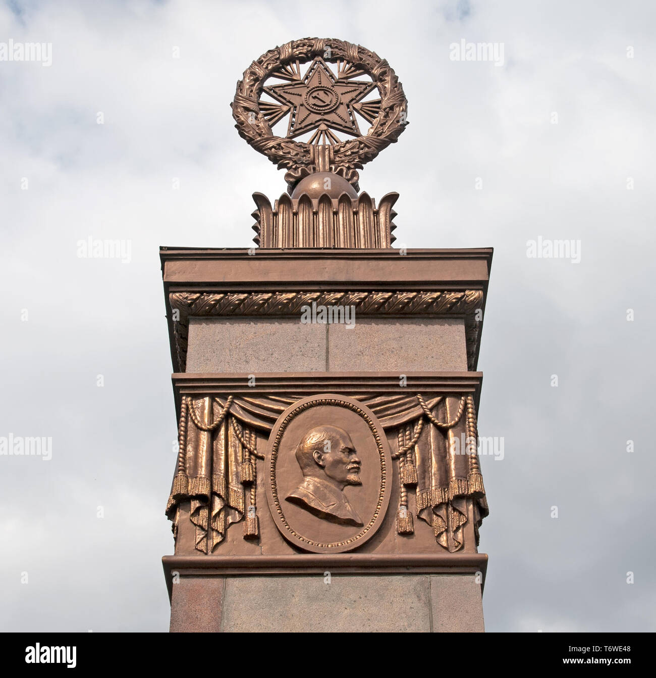 SAINT - Pétersbourg, Russie - le 20 avril 2019 : Bas-relief avec portrait de Lénine sur l'un des pylônes de Triomphe Banque D'Images