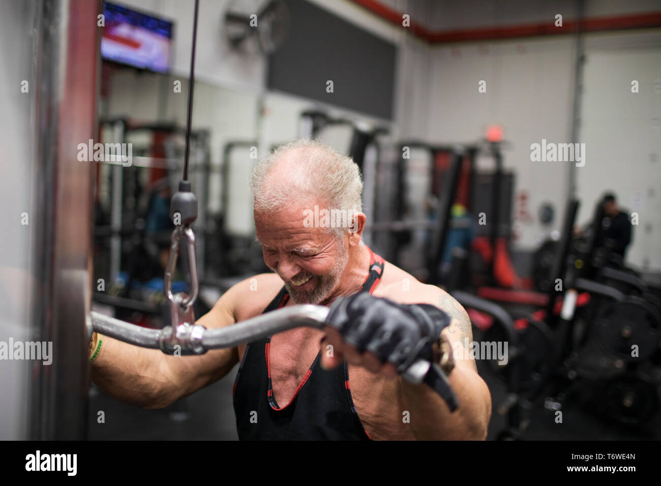 Homme âgé biceps formation à la salle de sport. Banque D'Images