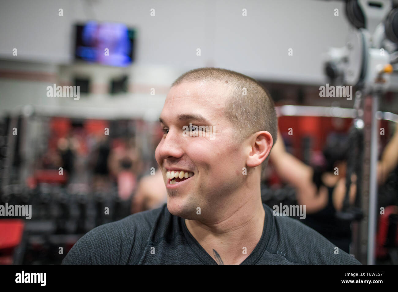 Portrait d'un bodybuilder de rire à la salle de sport au cours d'une séance d'entraînement Banque D'Images