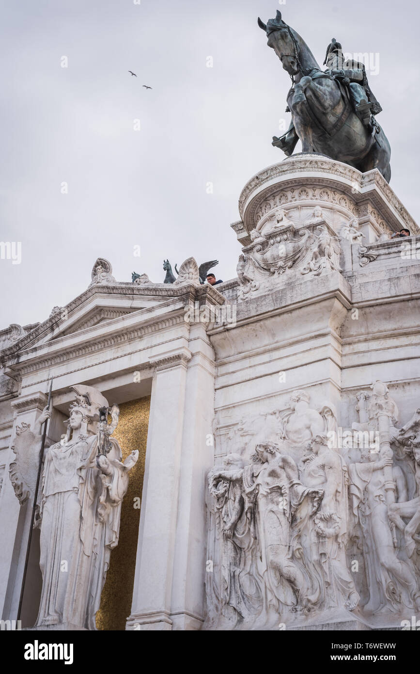 Détails du monument de Vittorio Emanuele II avec le drapeau italien à Rome, Italie Banque D'Images