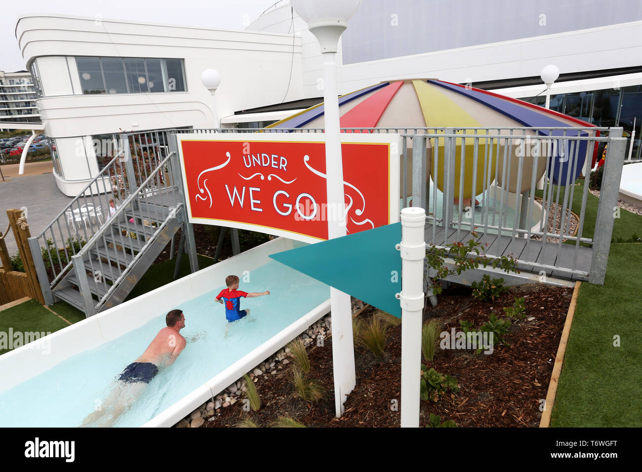 Vue générale de la grande ouverture du nouveau complexe aquatique au parc de vacances Butlins Bognor Regis, West Sussex, UK. Banque D'Images