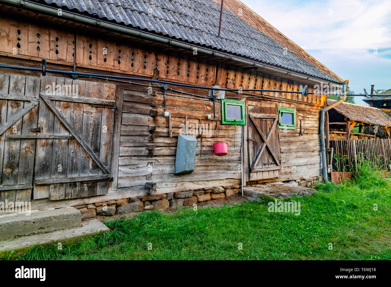 Barsana, Roumanie - 2 août 2018 : une grange en bois traditionnel en Barsana, un village de Roumanie Banque D'Images