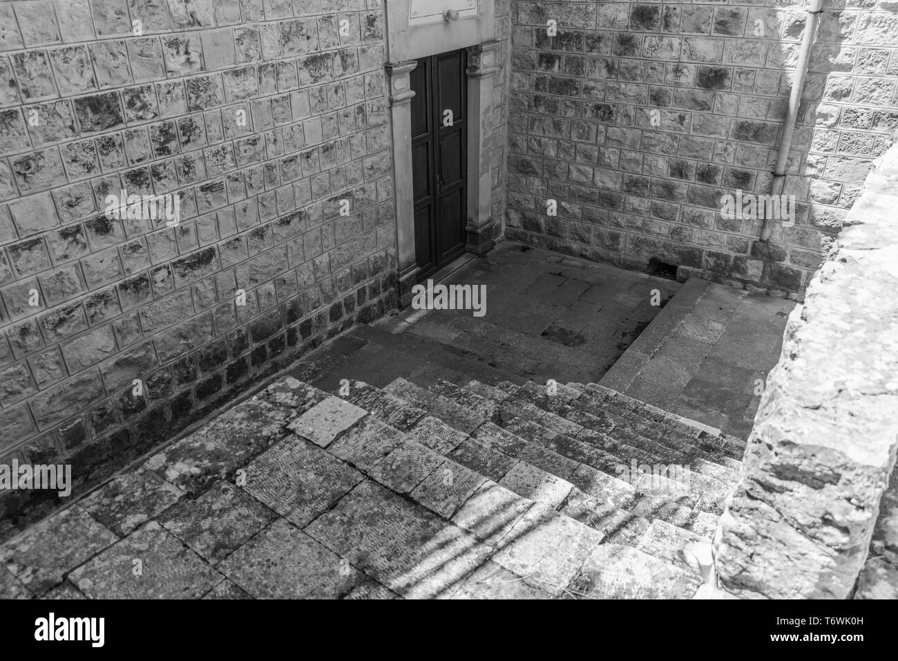 C'est une capture de l'anciennes routes dans Der El Kamar un village situé dans le Liban et vous pouvez le voir sur la photo l'ancien marche fait de pierres avec un son Banque D'Images